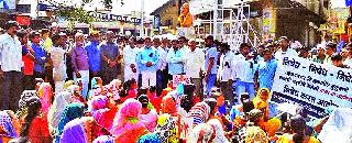 Movement: Jawkheda protested against Dalit Hatikandi and held a rally in the city | आंदोलन : जवखेडे दलित हत्त्याकांडाच्या निषेधार्थमनमाड शहरात मोर्चा व धरणे Movement: Jawkheda protested against Dalit Hatikandi and held a rally in the city | आंदोलन : जवखेडे दलित हत्त्याकांडाच्या निषेधार्थमनमाड शहरात मोर्चा व धरणे