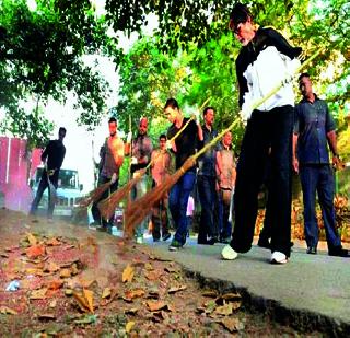 Beware in Big Bee's | ‘बिग बी’च्या हाती झाडू Beware in Big Bee's | ‘बिग बी’च्या हाती झाडू