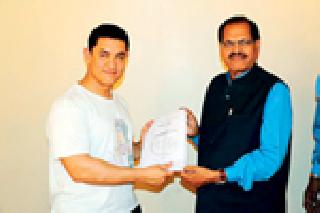 Aamir khan to be released for the release of Sickle | सिकलसेल मुक्तीसाठी आमीर खानला साकडे