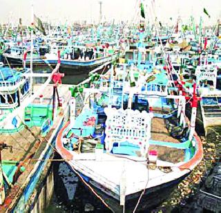 Now the boat is still there | नौका अजूनही किना:यावरच