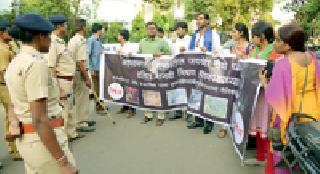 The agitators came under the CM's residence | मुख्यमंत्र्यांच्या निवासस्थानी आंदोलनकर्ते धडकले