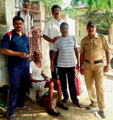 Lived to the drowning of the river | नदीत बुडणाऱ्या वृद्धाला जीवदान