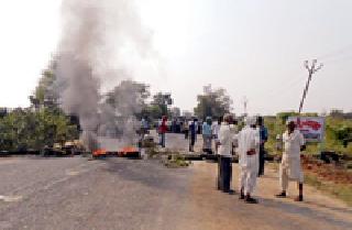 Parasivani-Ramtek road 'Rasta Roko' | पारशिवनी-रामटेक मार्गावर ‘रास्ता रोको’