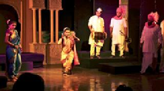 The drama of Saraswansura Sadarikaran 'Vithabai' | सर्वांगसुंदर सादरीकरणाचे नाट्य ‘विठाबाई’