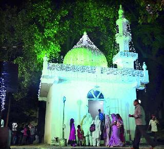 Thousands of devotees rushed to the demonstration | ताबूतांच्या दर्शनासाठी भाविकांची उसळली गर्दी Thousands of devotees rushed to the demonstration | ताबूतांच्या दर्शनासाठी भाविकांची उसळली गर्दी