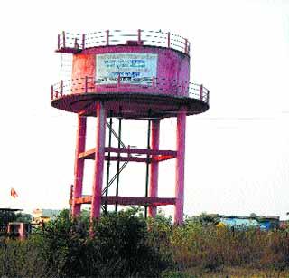 Despite the water thirsty thirsty! | पाणी असूनही सुटाळा तहानलेलाच! Despite the water thirsty thirsty! | पाणी असूनही सुटाळा तहानलेलाच!