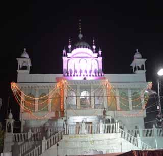 Gurunanakdev, who gave the mantra of unity | एकात्मतेचा मंत्र देणारे गुरुनानकदेव Gurunanakdev, who gave the mantra of unity | एकात्मतेचा मंत्र देणारे गुरुनानकदेव