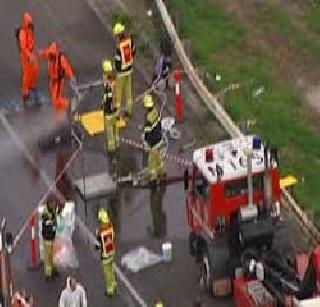 Acid leakage on the Mumbai-Pune highway | मुंबई-पुणे महामार्गावर अॅसिड गळती Acid leakage on the Mumbai-Pune highway | मुंबई-पुणे महामार्गावर अॅसिड गळती