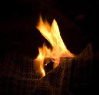 Closed the house, still there is a garment over there! | घर बंद, तरीही तिथे कपडा पेटतो! Closed the house, still there is a garment over there! | घर बंद, तरीही तिथे कपडा पेटतो!