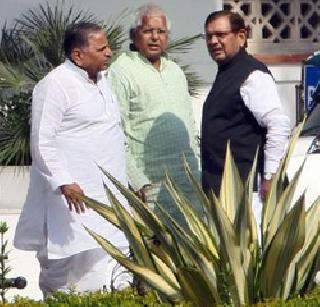 'Mahamarcha' against Mulayam, Lalu and Nitish against Modi | मोदींविरोधात मुलायम, लालू आणि नितीश यांचा 'महामोर्चा'