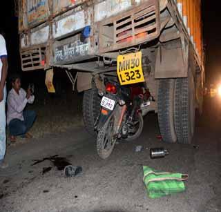 Youth killed after driving motorbike on truck | ट्रकवर मोटारसायकल आदळल्याने युवक ठार Youth killed after driving motorbike on truck | ट्रकवर मोटारसायकल आदळल्याने युवक ठार