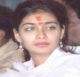 MIM notice to Praniti Shinde | प्रणिती शिंदे यांना एमआयएमची नोटीस MIM notice to Praniti Shinde | प्रणिती शिंदे यांना एमआयएमची नोटीस