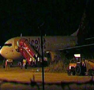 Aircraft hit buffaloes; Passengers escaped | विमान म्हशीवर धडकले; प्रवासी बचावले Aircraft hit buffaloes; Passengers escaped | विमान म्हशीवर धडकले; प्रवासी बचावले