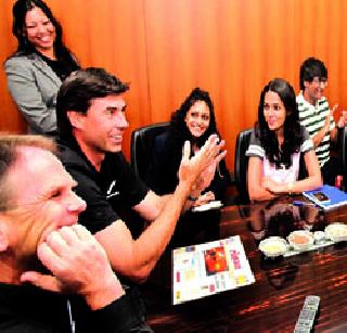 New Zealand's Mushfafiri with the rental vehicle | भाड्याच्या वाहनाने न्यूझीलंडची मुशाफिरी