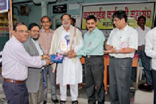 Krishna Ingale is a dedicated leader who has struggled for employees | कृष्णा इंगळे हे कर्मचाऱ्यांसाठी झटणारे समर्पित नेतृत्व