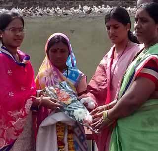 An Ambassador of Sanitation campaign created by selling MangalSutra toilets | मंगळसूत्र विकून शौचालय बांधणारी संगिता बनली स्वच्छता अभियानाची ब्रँड अँम्बॅसिडर! An Ambassador of Sanitation campaign created by selling MangalSutra toilets | मंगळसूत्र विकून शौचालय बांधणारी संगिता बनली स्वच्छता अभियानाची ब्रँड अँम्बॅसिडर!