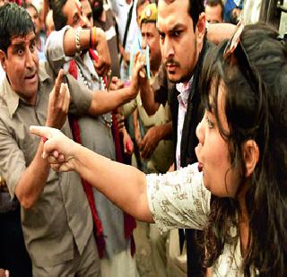 In the team's office, 'Kiss of Love' | संघ कार्यालयाच्या पुढय़ात ‘किस ऑफ लव्ह’