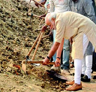 Modi took the lead in Varanasi and took it | मोदींनी वाराणसीत हाती घेतले फावडे