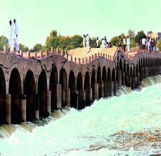 The unheard-by-sand pool has lost the bridge | बेसुमार वाळूउपशाने गोदेवरील पूल खचला The unheard-by-sand pool has lost the bridge | बेसुमार वाळूउपशाने गोदेवरील पूल खचला