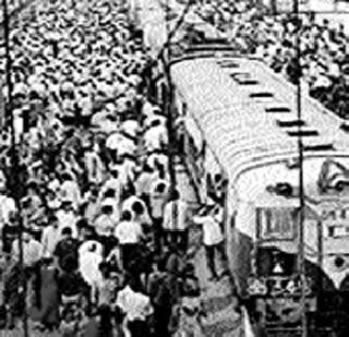 Residents suffer because of the old locality | जुन्या लोकलमुळे प्रवासी त्रस्त Residents suffer because of the old locality | जुन्या लोकलमुळे प्रवासी त्रस्त