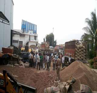 Three deaths by buried under a hole in the hole | हरभ-याच्या ढिगाखाली दबून तिघांचा मृत्यू Three deaths by buried under a hole in the hole | हरभ-याच्या ढिगाखाली दबून तिघांचा मृत्यू