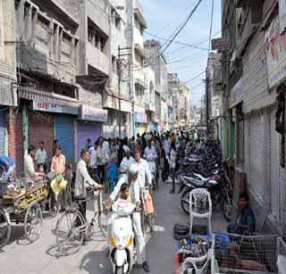 Shops kept abreast | भररस्त्यात थाटली जाताहेत दुकाने