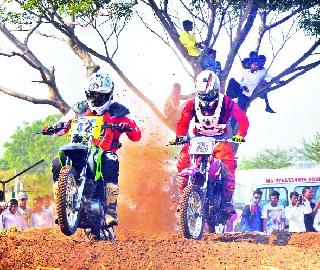 In the MX-1 race, Harihitha Neha won both the rounds | एमएक्स-१ रेसमध्ये हरिथ नोहा दोन्ही फेरीत विजय