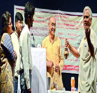 Demonstration of rituals, festivals of jewelery in the air | भूत उतरविण्याचा विधी, हवेतून दागिने काढण्याचा चमत्कार