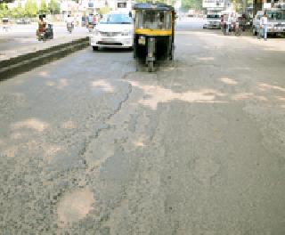 Stacked tarpaulin by cement road | सिमेंट रोडमुळे रखडले डांबरीकरण Stacked tarpaulin by cement road | सिमेंट रोडमुळे रखडले डांबरीकरण