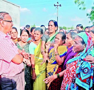 Officials: They have been able to apply | अधिका:यांना लावले हुसकावून