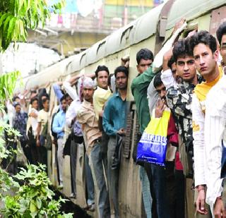 Lootmar in the local crowd | भरदुपारी लोकलमध्ये लूटमार Lootmar in the local crowd | भरदुपारी लोकलमध्ये लूटमार