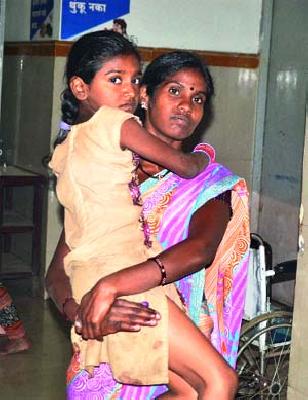 A leopard bitten a 15-year-old boy with a three-year-old child. | पिसाळलेल्या कुत्र्याने तीन वर्षांच्या बालकासह पंधरा जणांना चावा घेतला.