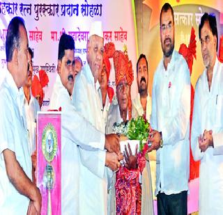 Will not go back to the question: Shetty | प्रश्नावरून मागे फिरणार नाही : शेट्टी Will not go back to the question: Shetty | प्रश्नावरून मागे फिरणार नाही : शेट्टी