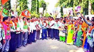 After winning the confidence motion of the Bharatiya Janata Party, in the Assembly, the celebration was celebrated by the Bharatiya Janata Party in Nashik city. | भारतीय जनता पक्षाने विधानसभेत आवाजी मतदानाने विश्वासदर्शक ठराव जिंकल्यानंतर नाशिक शहरात भारतीय जनता पक्षातर्फे पेढे वाटून आनंदोत्सव साजरा करण्यात आला. After winning the confidence motion of the Bharatiya Janata Party, in the Assembly, the celebration was celebrated by the Bharatiya Janata Party in Nashik city. | भारतीय जनता पक्षाने विधानसभेत आवाजी मतदानाने विश्वासदर्शक ठराव जिंकल्यानंतर नाशिक शहरात भारतीय जनता पक्षातर्फे पेढे वाटून आनंदोत्सव साजरा करण्यात आला.