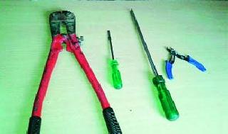 Three suspects arrested for burglary | घरफोडी करणाऱ्या तिघा संशयितांना अटक