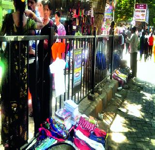 The Chembur Railway Station has got a round-free round-the-clock function | चेंबूर रेल्वे स्थानक झाले फेरीवालामुक्त