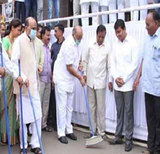 Sharad Pawar's broom | शरद पवारांच्या हाती झाडू Sharad Pawar's broom | शरद पवारांच्या हाती झाडू