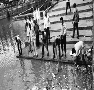 The papaya was removed from the pans and clean | पेणमधील कासार तळे झाले स्वच्छ