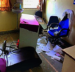 Disrupted health center at Talasari | तलासरीत आरोग्य केंद्राची तोडफोड