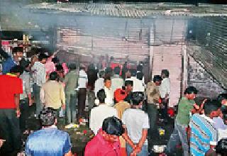 Severe fire at seven shops in Mahur | माहूर येथे सात दुकानांना भीषण आग Severe fire at seven shops in Mahur | माहूर येथे सात दुकानांना भीषण आग