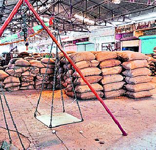 Farmers also hit the farmland | शेतीबरोबर शेतमालालाही फटका