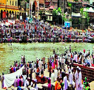 The tax junkie both goes in steely, lolt | कर जोडोनिया दोन्ही, चोखा जातो लोटांगणी