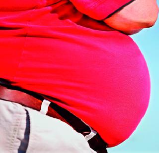 Aub .. a fat man behind three! | अबब.. तीन पुणोकरांमागे एक लठ्ठ.!