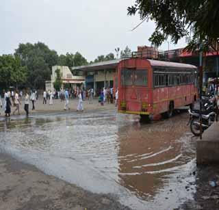 Stormy water in Akola bus stand; The stranger suffers | अकोला बसस्थानकात साचले पाणी; प्रवासी त्रस्त Stormy water in Akola bus stand; The stranger suffers | अकोला बसस्थानकात साचले पाणी; प्रवासी त्रस्त
