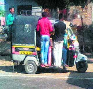 Accidents have increased due to illicit traffic | अवैध वाहतुकीमुळे अपघात वाढले Accidents have increased due to illicit traffic | अवैध वाहतुकीमुळे अपघात वाढले