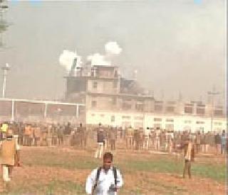 Baba Rampal supporters fired at police in Hissar | हिस्सारमध्ये बाबा रामपाल समर्थकांचा पोलिसांवर गोळीबार Baba Rampal supporters fired at police in Hissar | हिस्सारमध्ये बाबा रामपाल समर्थकांचा पोलिसांवर गोळीबार