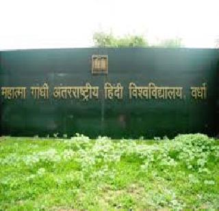 The Vice Chancellor stays outside the classroom | कुलगुरूंच्या कक्षाबाहेर ठिय्या