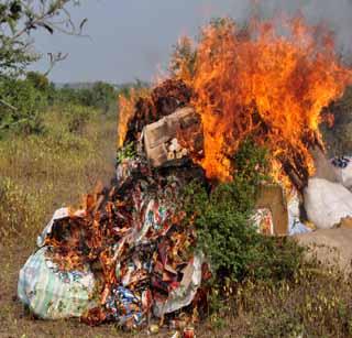 Gutka burned for 45 lakhs of seizure | जप्तीतील ४५ लाखांचा गुटखा जाळला Gutka burned for 45 lakhs of seizure | जप्तीतील ४५ लाखांचा गुटखा जाळला