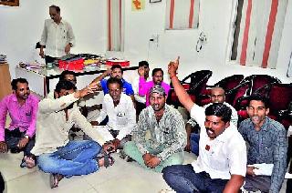 The movement of health sub-contractors in the room | आरोग्य उपसंचालकांच्या दालनात ठिय्या आंदोलन