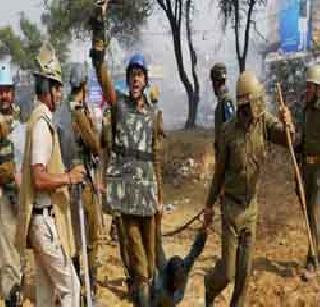 Violent conflict in front of Baba Rampal's ashram | बाबा रामपाल यांच्या आश्रमासमोर हिंसक संघर्ष Violent conflict in front of Baba Rampal's ashram | बाबा रामपाल यांच्या आश्रमासमोर हिंसक संघर्ष